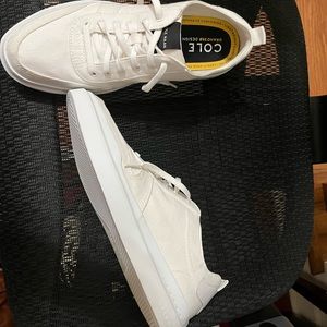 Cole Haan mens 8W. Tried on around the house and they didn’t fit